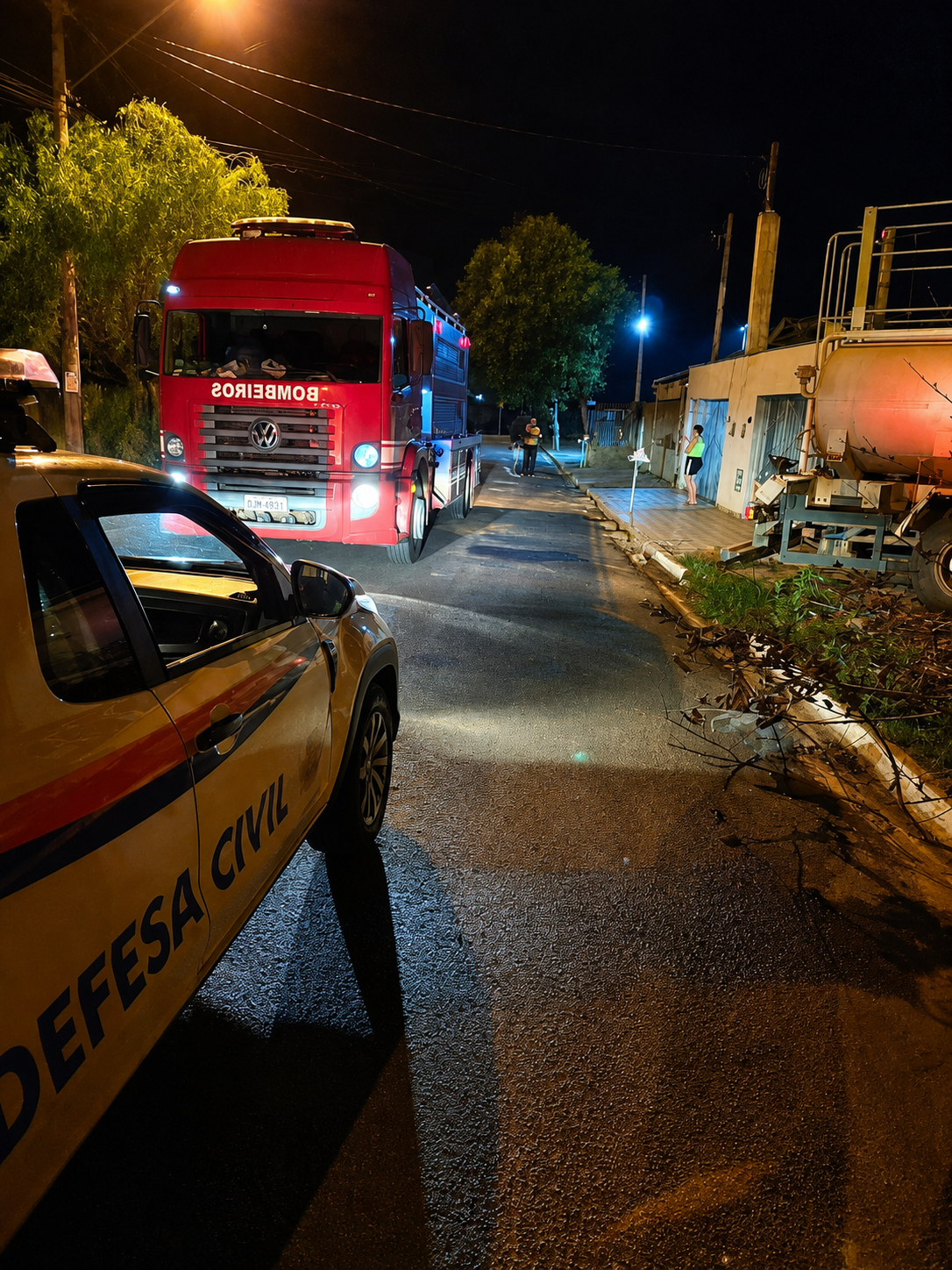 Fogo consome casa em Coroados e mobiliza Defesa Civil e Bombeiros na madrugada