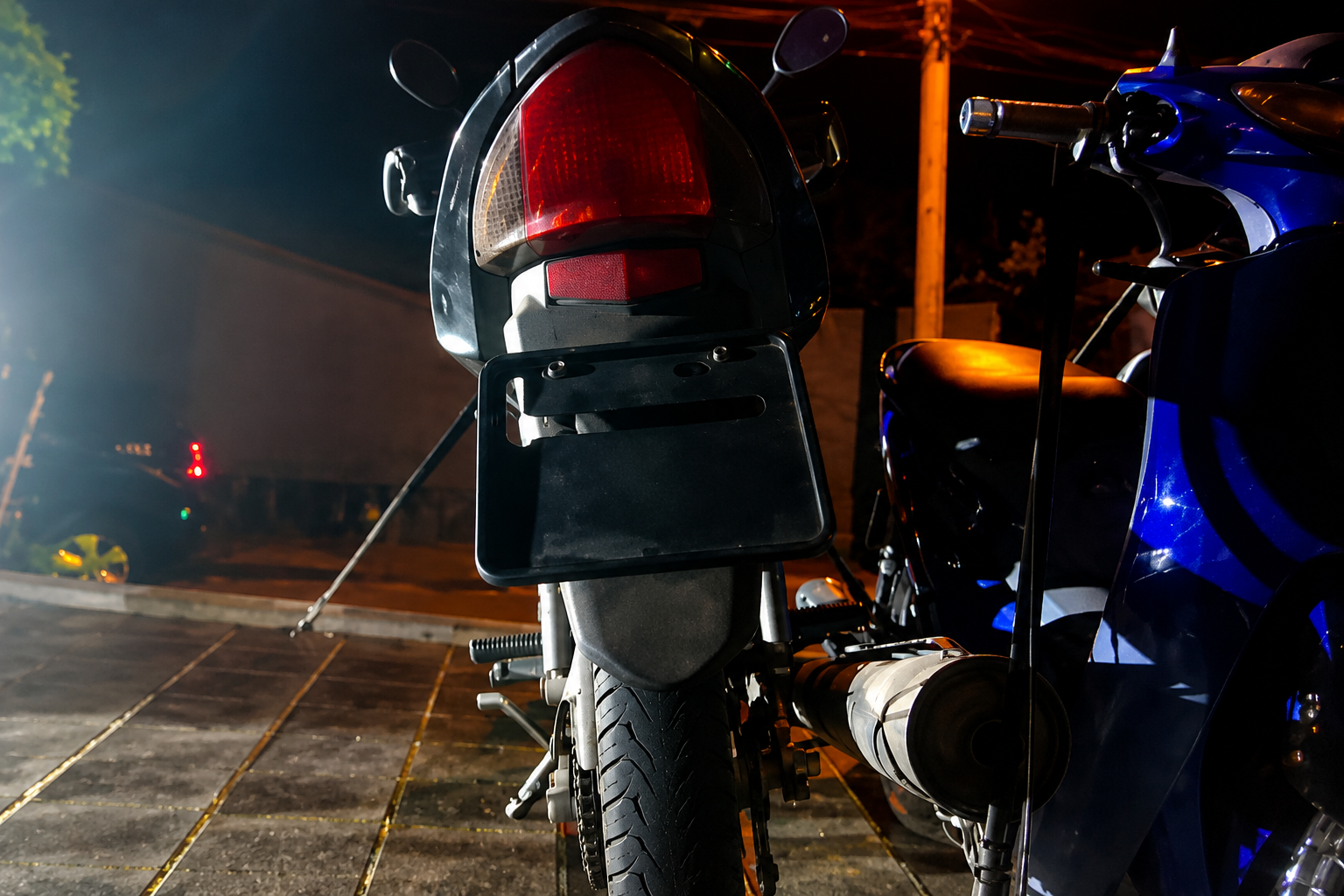 Deu ruim no São Genaro! Dupla tenta fugir da Guarda Municipal de moto sem placa e acaba no chão