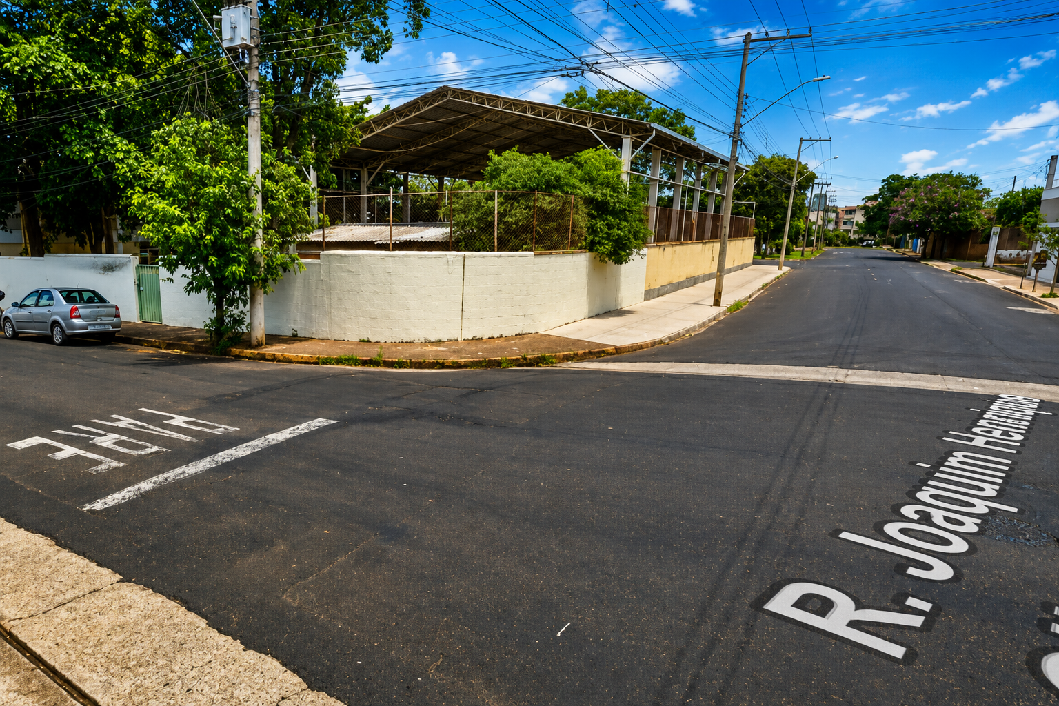 Motociclista vai ao chão após enganchar em fiação abandonada em Araçatuba