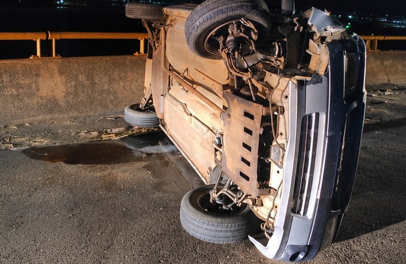 Carro capota na vicinal de Buritama e motorista desaparece do local