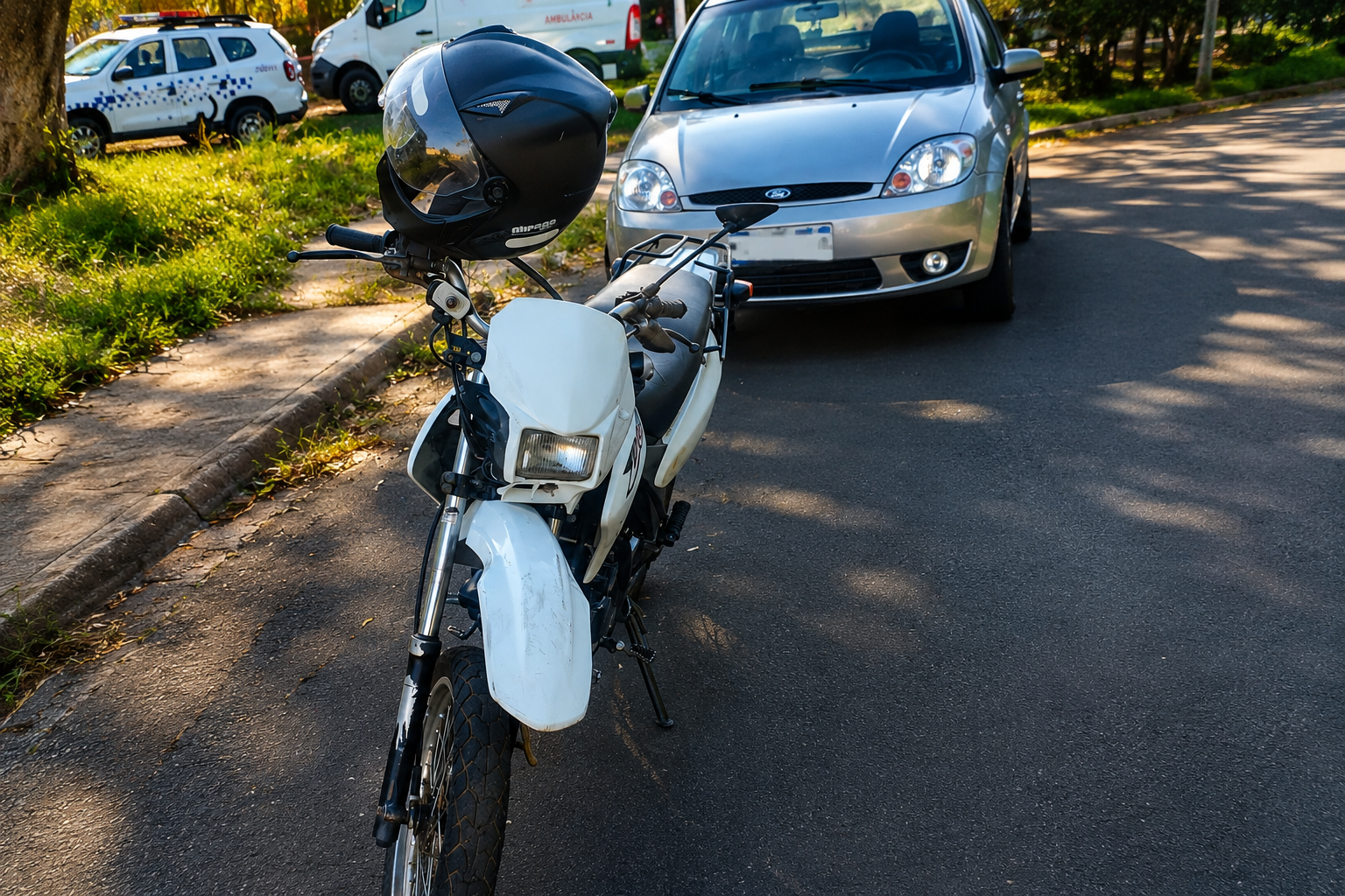 Colisão entre moto e bicicleta deixa dois feridos no bairro Novo Parque São Vicente