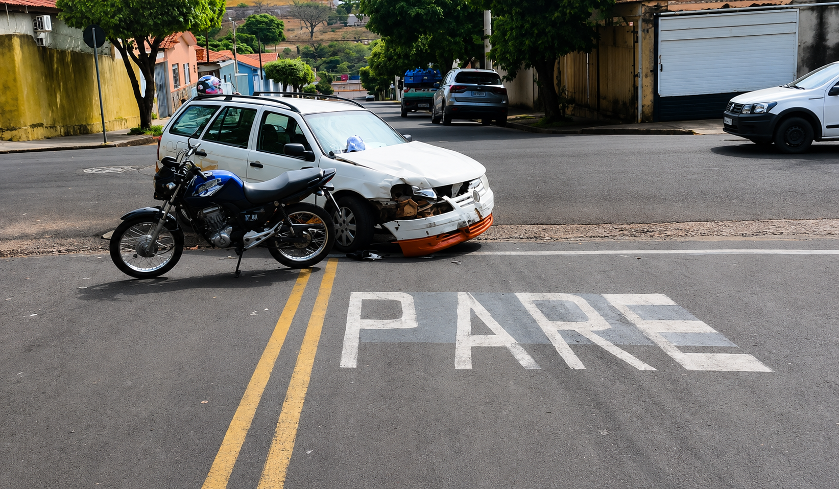 Jovem de moto se dá mal após bater em carro no cruzamento