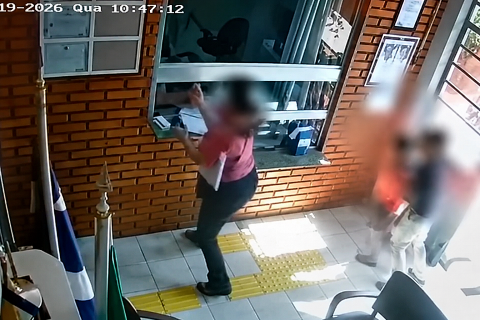 Vídeo mostra o momento em que mãe parte para cima e agride diretora de escola