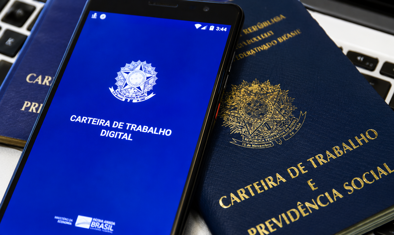 Com carteira assinada em alta, Brasil bate recorde histórico de pessoas trabalhando