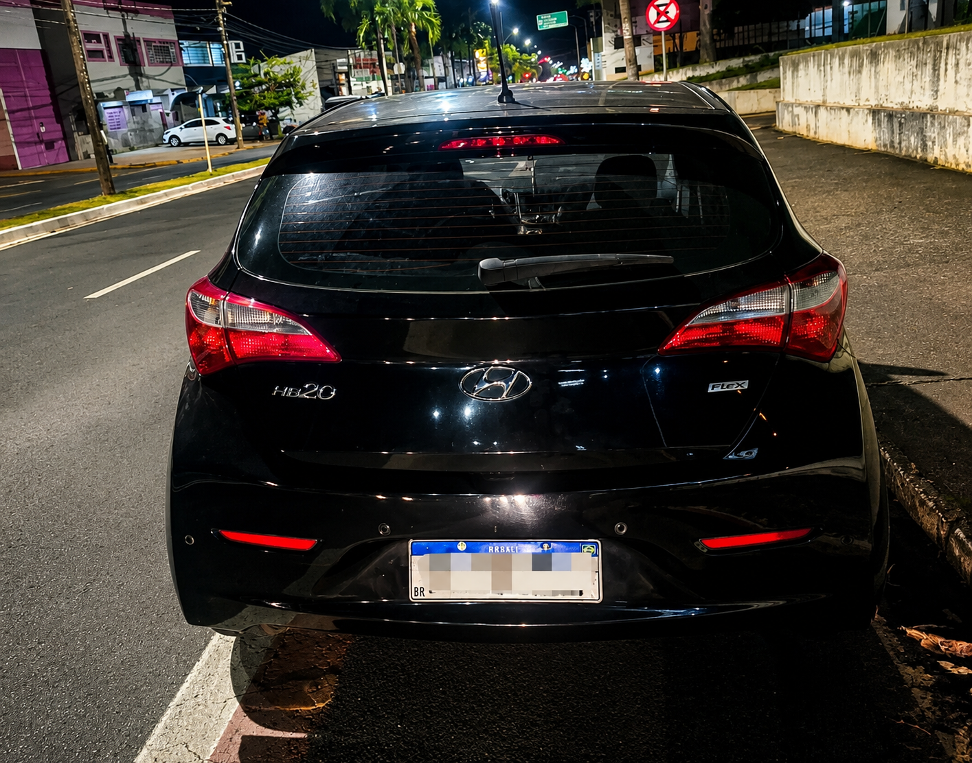 Carro e moto batem no cruzamento da Euclides Miragaia e deixam jovem ferida em Birigui