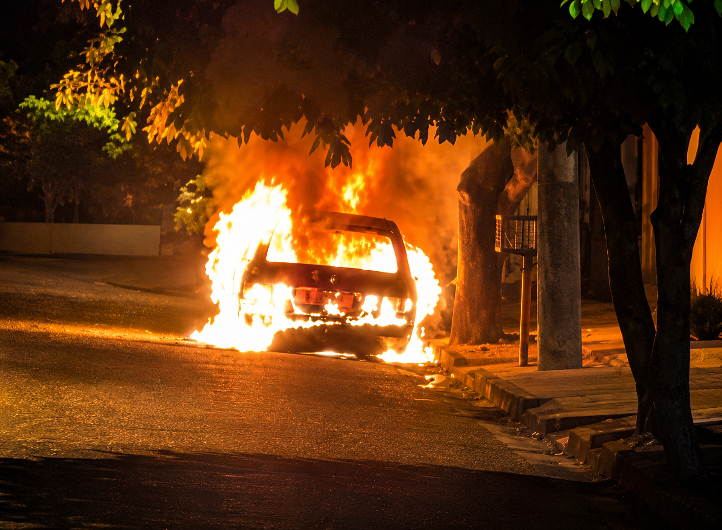 Mulher junta gasolina, facão e chave inglesa, toca fogo em Golzinho e vai presa em Penápolis