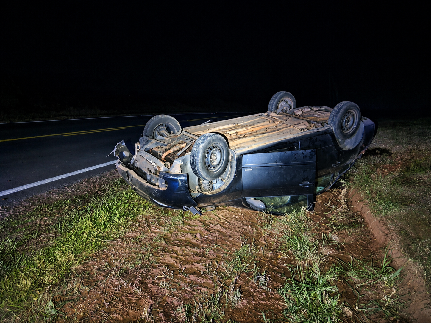Carro capota na zona rural de Gabriel Monteiro e motorista é achado em posto de combustíveis