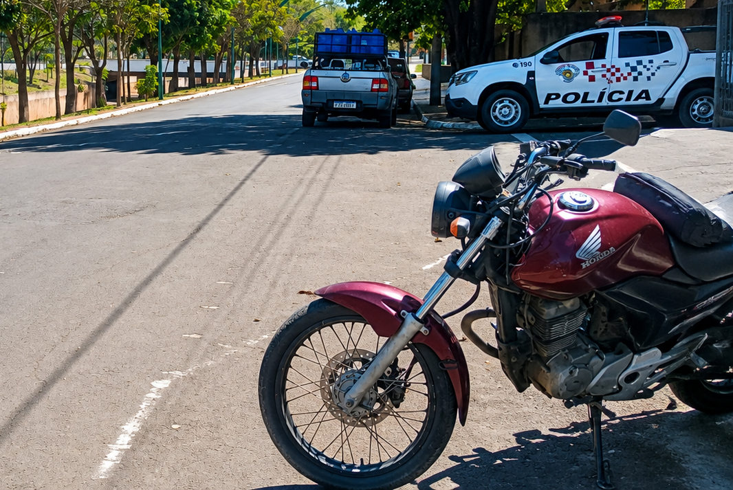 Acidente entre carro e moto deixa jovem ferido na Avenida João Cernach