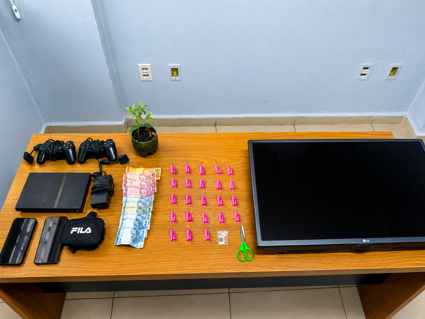 PM fecha cerco ao tráfico e pega maior e menor com drogas em Araçatuba