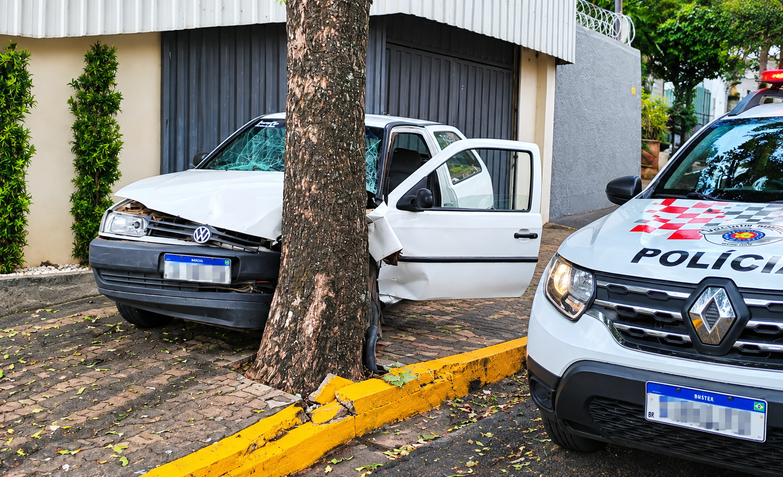 Pancada no Centro! Carro perde o controle, chapa em árvore e deixa passageira ferida