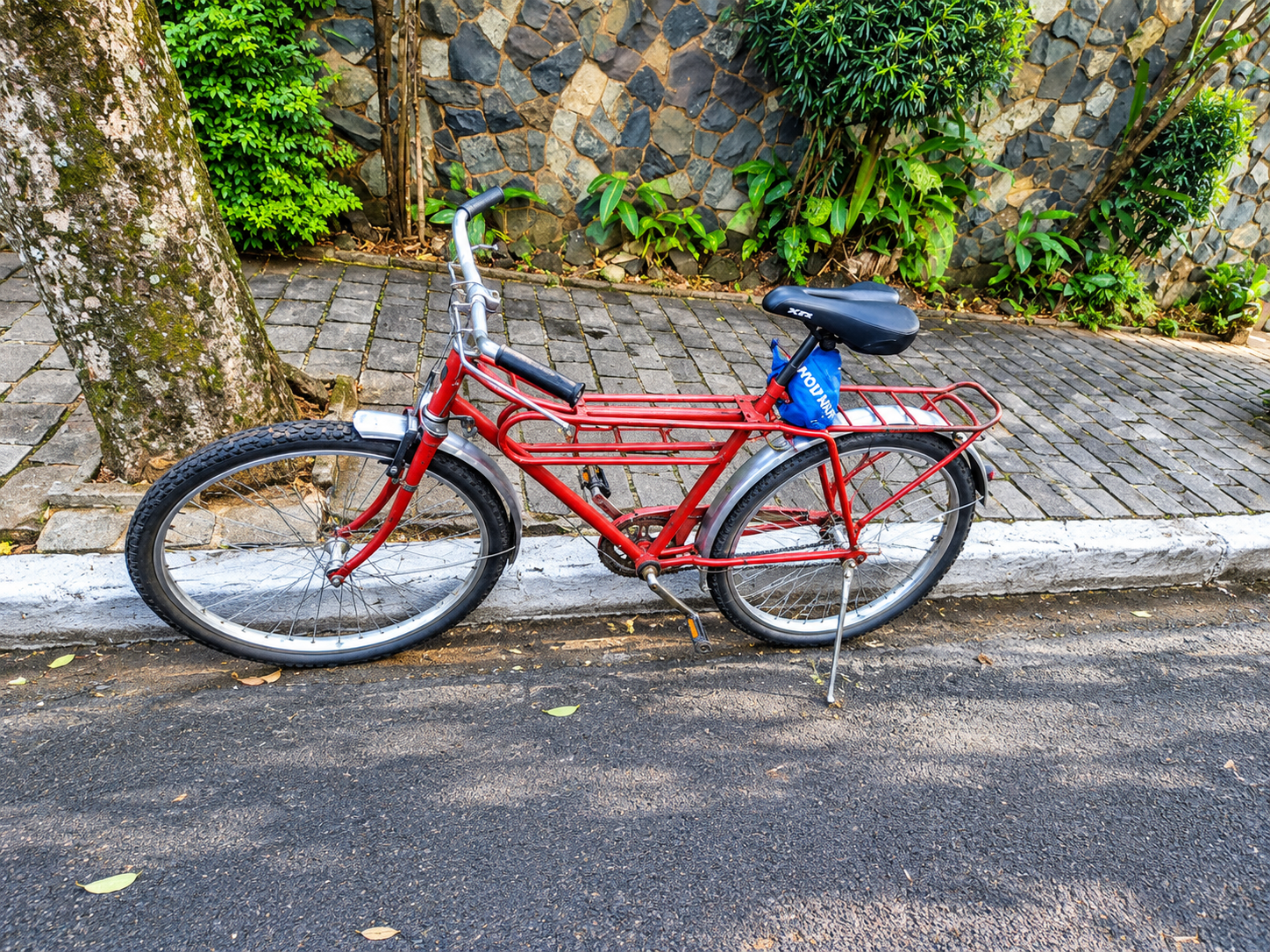 Homem de 60 anos se machuca em batida entre bicicleta e carro na Vila Staff