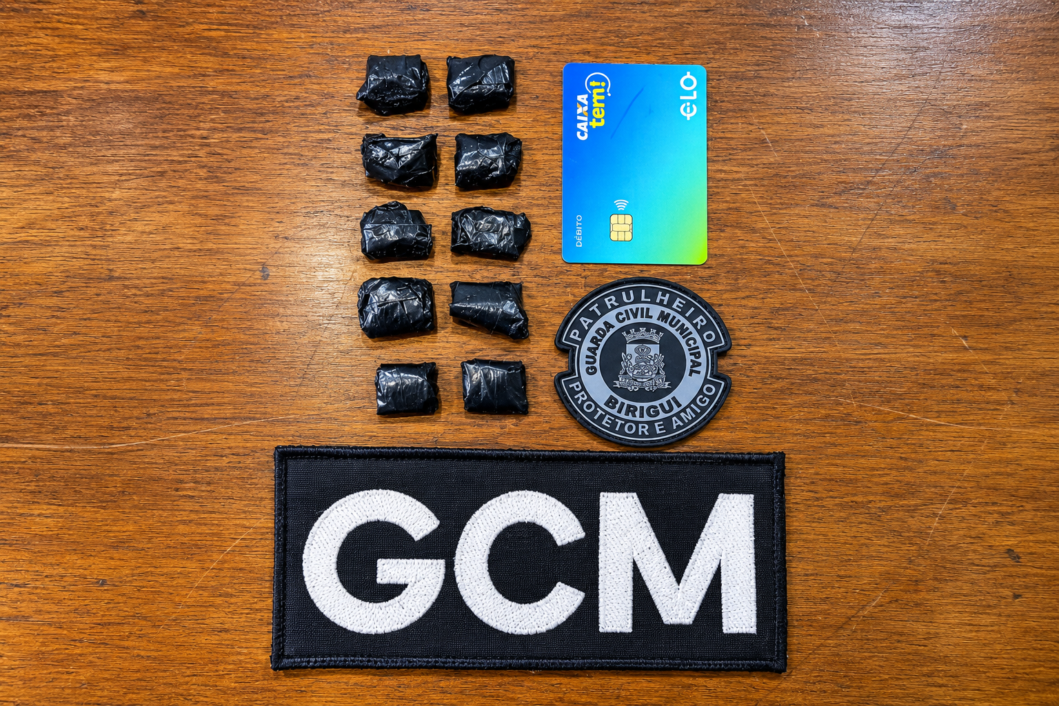 GCM fecha o cercado na Vila Bandeirantes e prende rapaz com 10 porções de crack escondidas no sofá