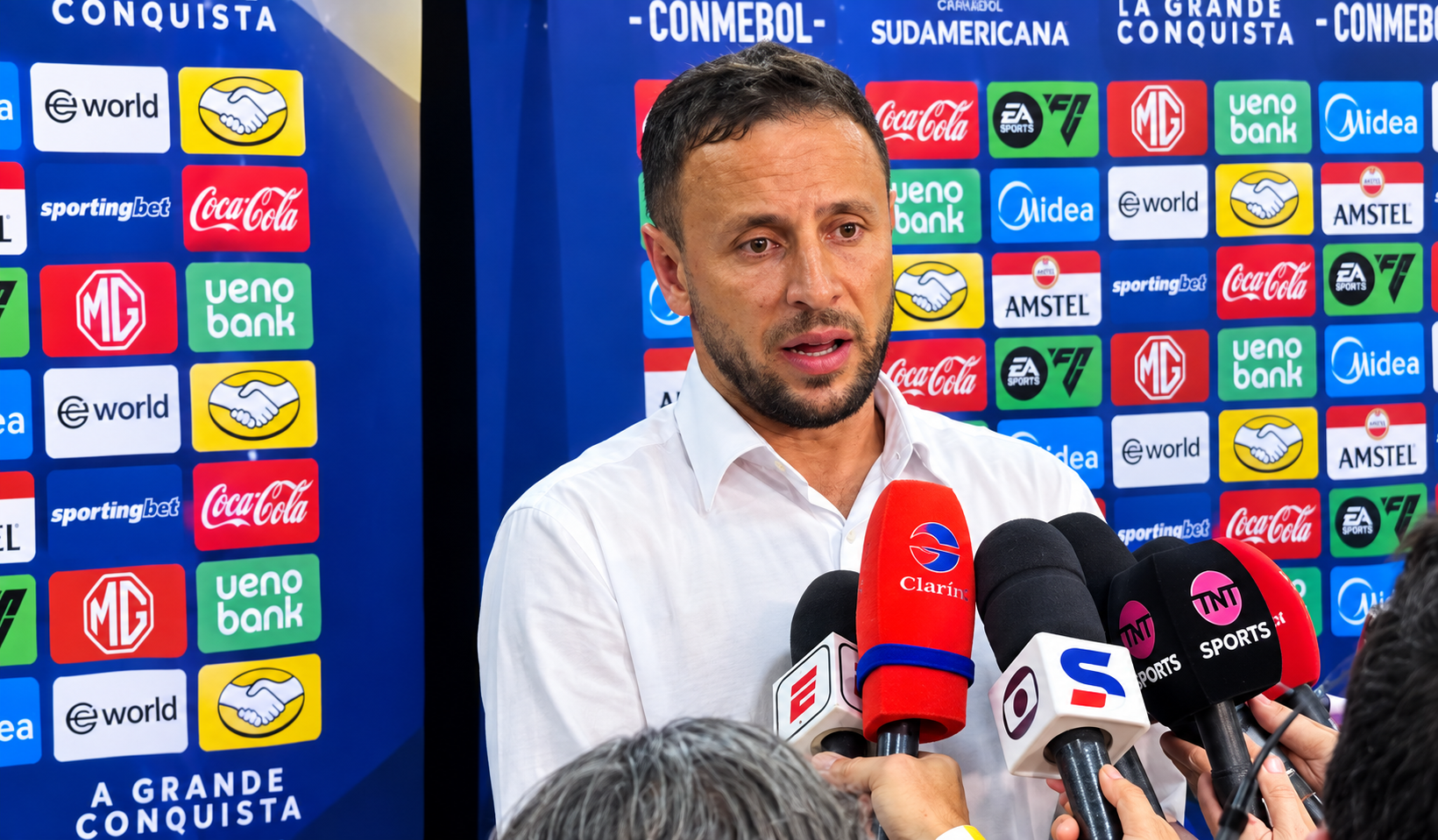 Eliminado e com salário atrasado: dirigente do São Paulo nega crise, garante treinador e detona arbitragem