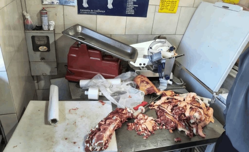 Polícia apreende 450 kg de carne irregular em açougues de Guararapes