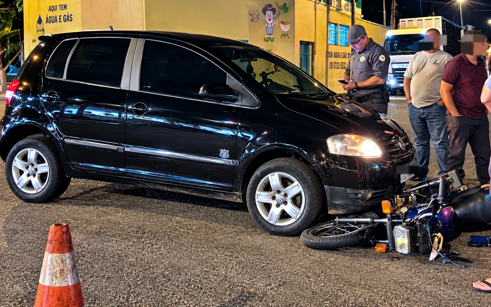 Acidente entre moto e carro deixa casal ferido em cruzamento no Portal da Pérola II em Birigui
