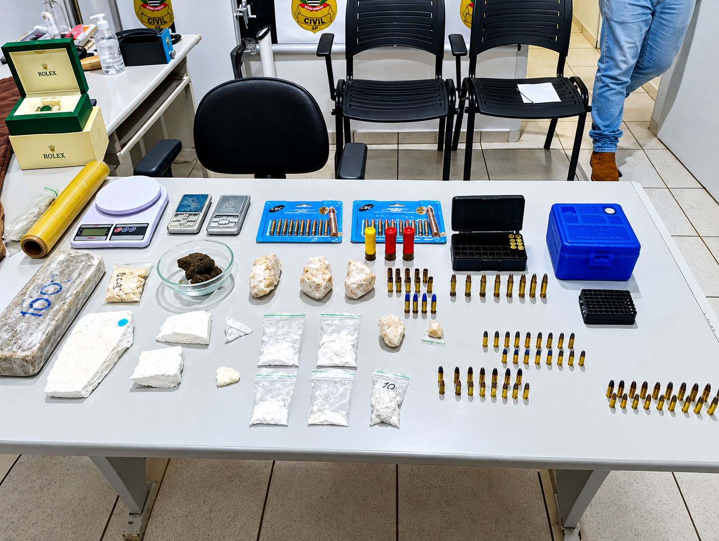 Polícia acha arsenal de drogas e munições escondido em cofre e prende mulher