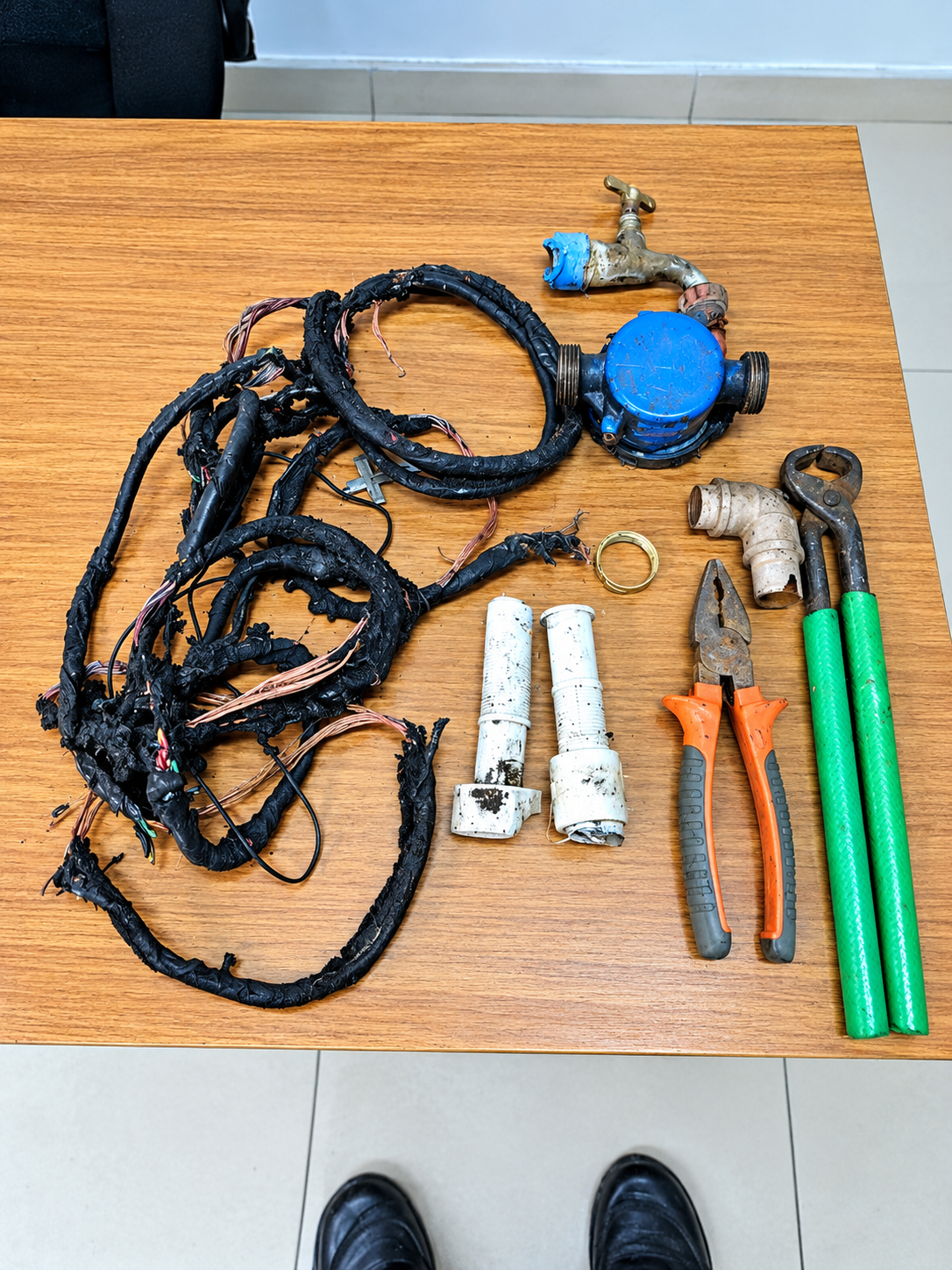 No pulo! GCM prende homem tacando fogo em fios de cobre e hidrômetro furtado