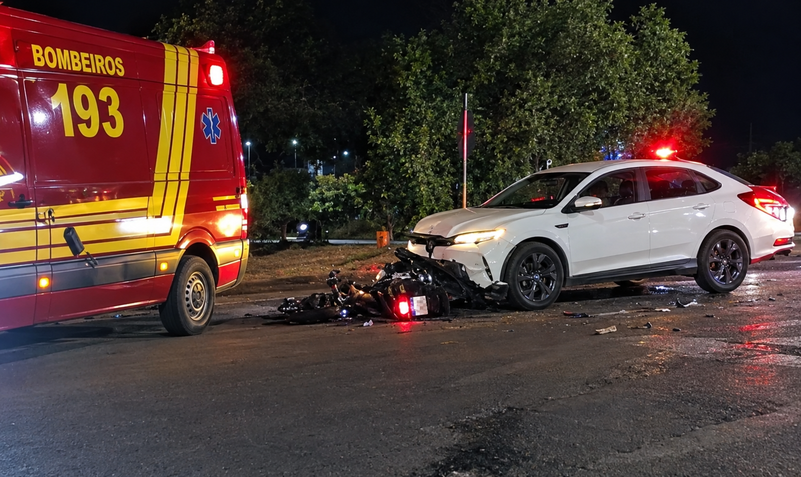 Batida entre carro e moto deixa jovem ferido no Recanto Verde em Birigui