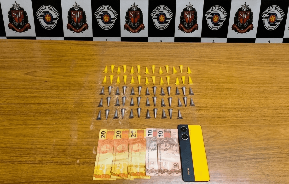 Rapaz tenta fugir pelo canavial, mas acaba preso pela PM com 63 pinos de cocaína em Araçatuba