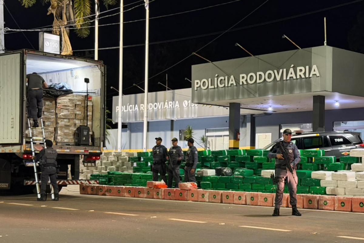 Prejuízo de R$ 14 milhões! Tráfico tenta camuflar 7,2 toneladas de maconha em carga de linguiça, mas é pego na SP-425