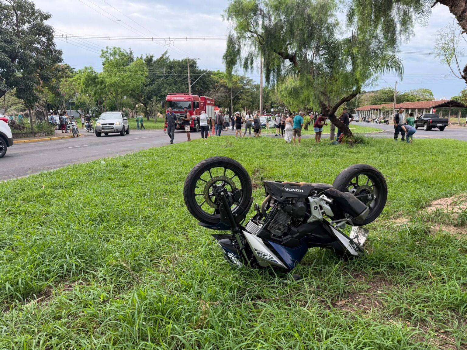 Pedestre morre na hora após ser atropelado por moto no cruzamento de avenida