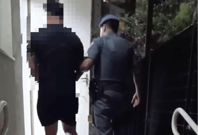 FIM DA LINHA! Procurado por homicídio tenta se esconder, mas roda em abordagem da PM