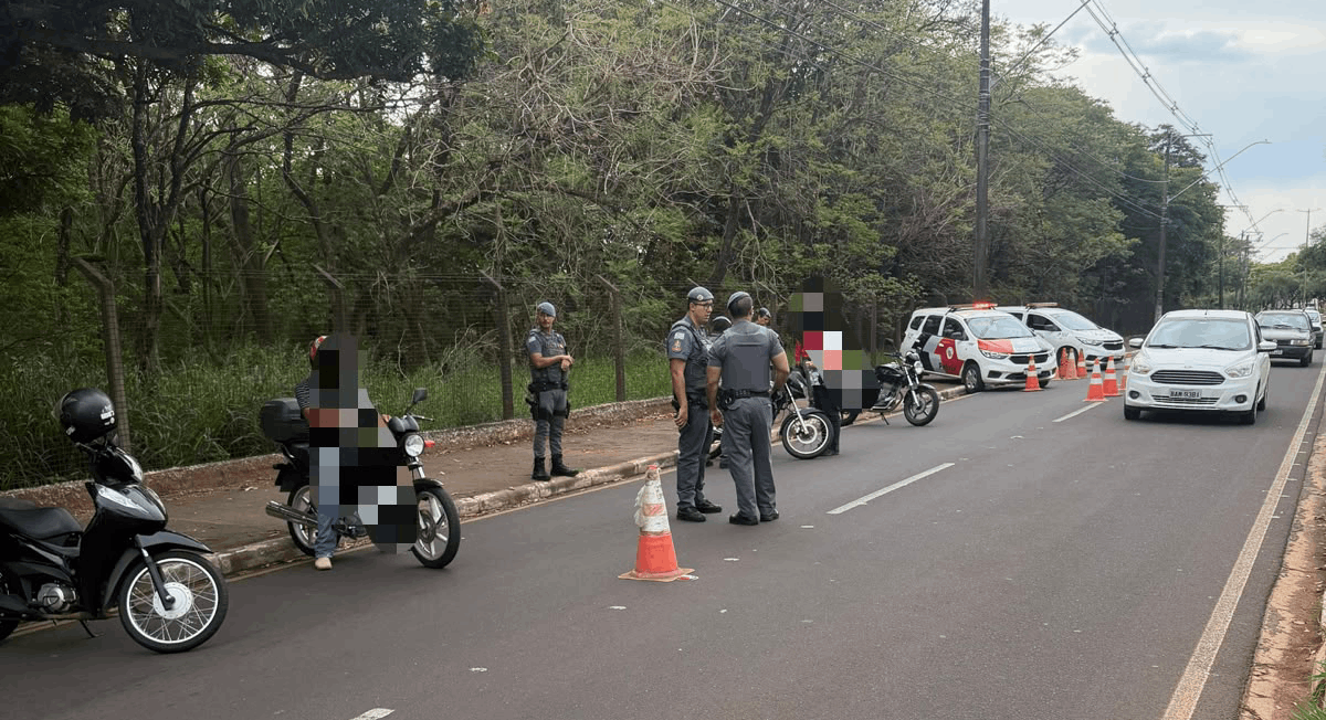PM aperta o cerco em Araçatuba e guincha 14 motos irregulares
