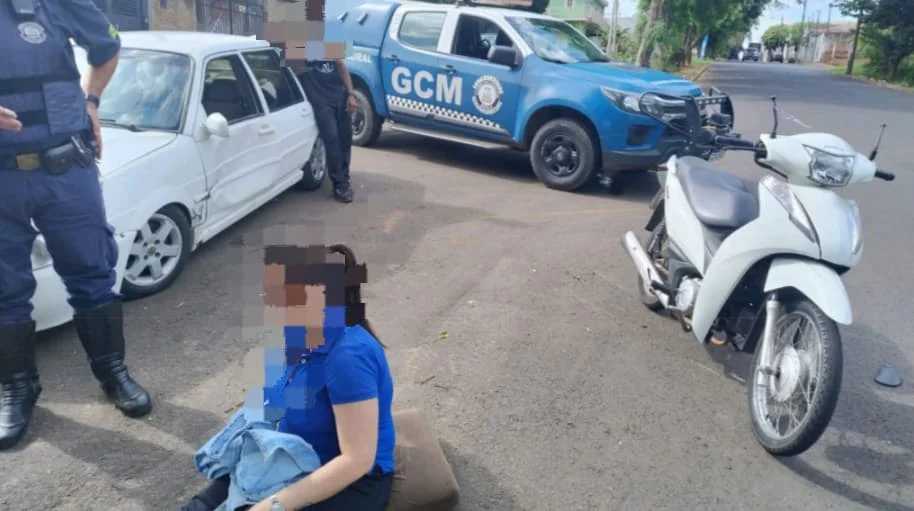BATIDA NA AVENIDA! Acidente entre Santana rebaixado e Biz deixa mulher ferida em Birigui