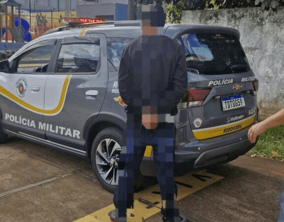 Motoqueiro usa celular, é parado pela PM e roda com mais de 1 kg de maconha na Rondon