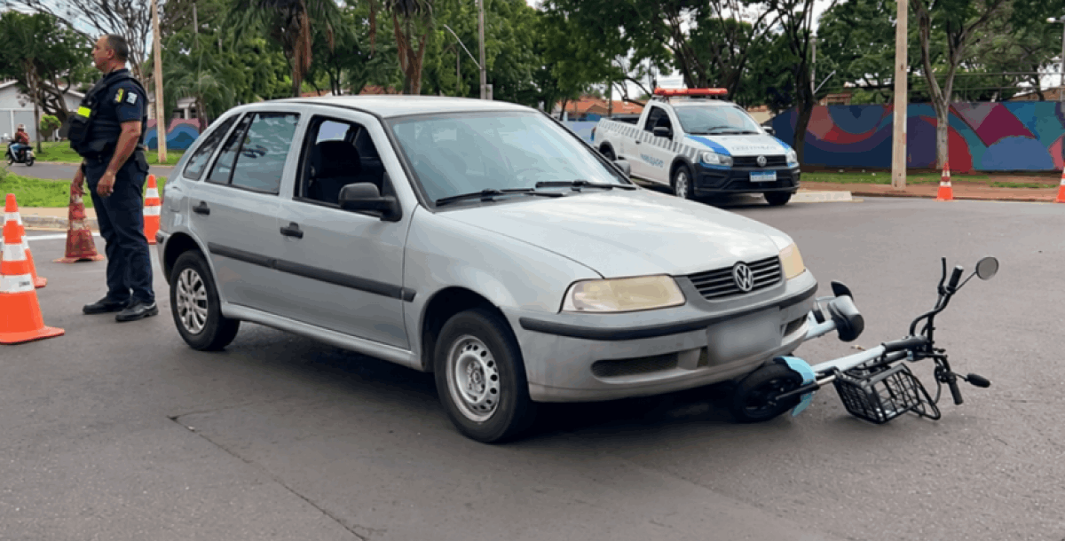 Carro desobedece o 'Pare', atinge bicicleta elétrica e deixa mãe e filha feridas em Araçatuba