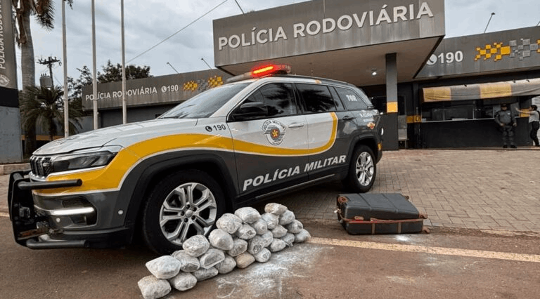 Mulher foragida da Justiça roda com 26 pacotes de skunk dentro de ônibus na Marechal Rondon