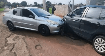 Motorista bêbado e sem CNH bate Peugeot de frente com CrossFox em Birigui