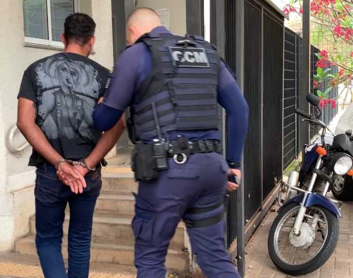 Homem dá 'cavalo de pau' na Praça Rui Barbosa, tenta fugir e acaba preso pela GCM com cocaína