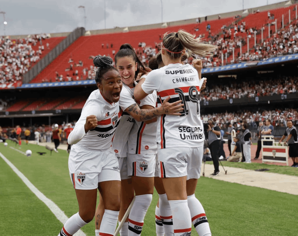 Carlinha pega pênalti, São Paulo destrona Corinthians e ergue a taça do Brasileiro Feminino