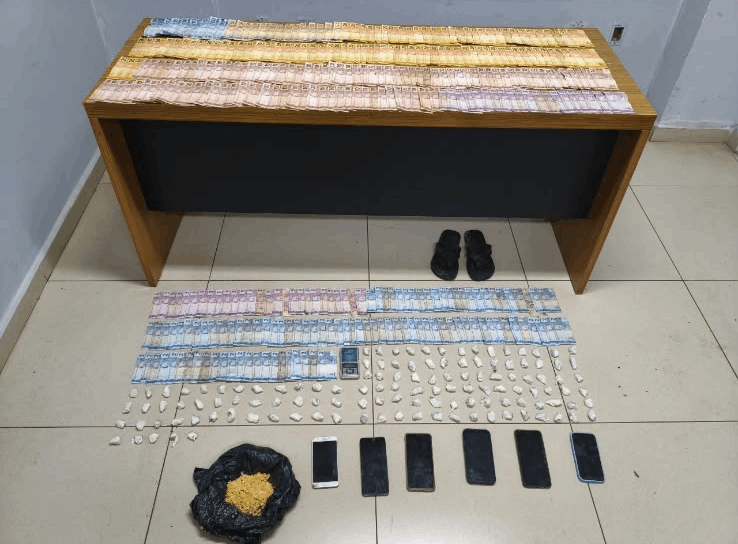 Homem foge a pé e deixa mulher para trás com 1 quilo de droga, grana e balança em Araçatuba