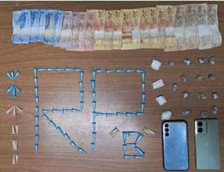 Homem tenta dar linha na pipa, mas é preso com cocaína e maconha perto de escola