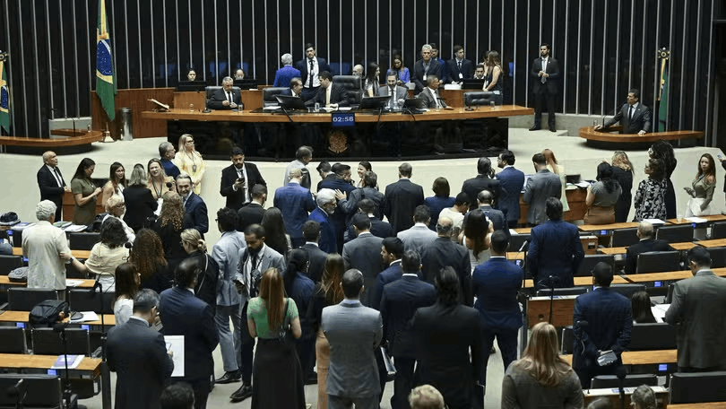Avanço da direita nas urnas trava votação do fim da escala 6x1 no Senado