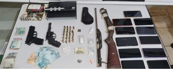 PM e Polícia Civil quebram a banca do tráfico, prendem dupla e apreendem arma e munições