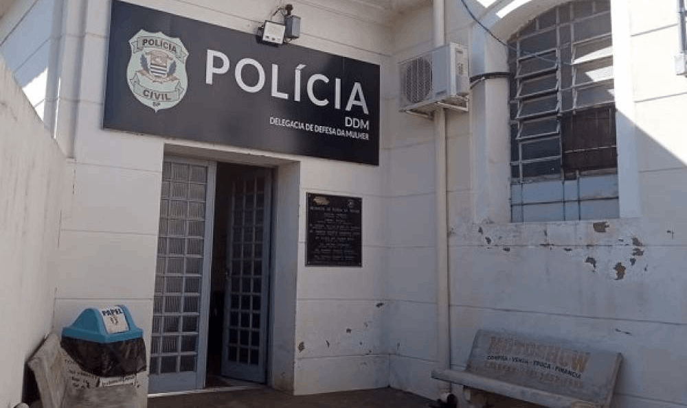 Filho puxa mãe da cama, arrasta pelo chão e acaba em canado na DDM de Penápolis