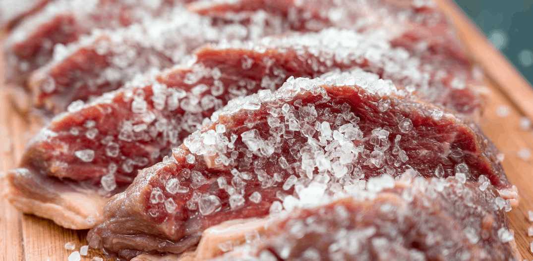 Professor de gastronomia ensina técnicas infalíveis para amaciar e garantir a suculência do churrasco