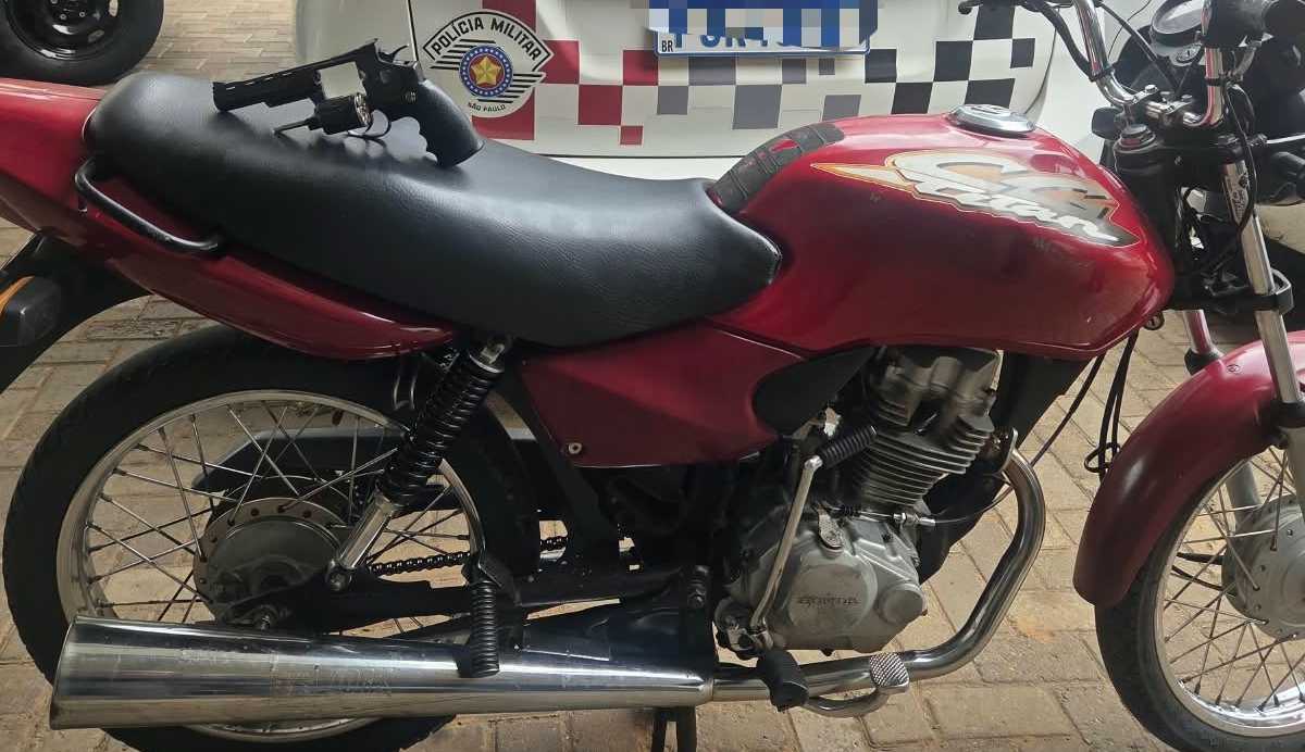 PM recupera moto furtada em setembro e apreende um simulacro após fuga de comparsa