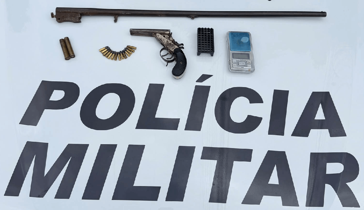 Homem é preso em flagrante com revólver, munições e cano de carabina em veículo