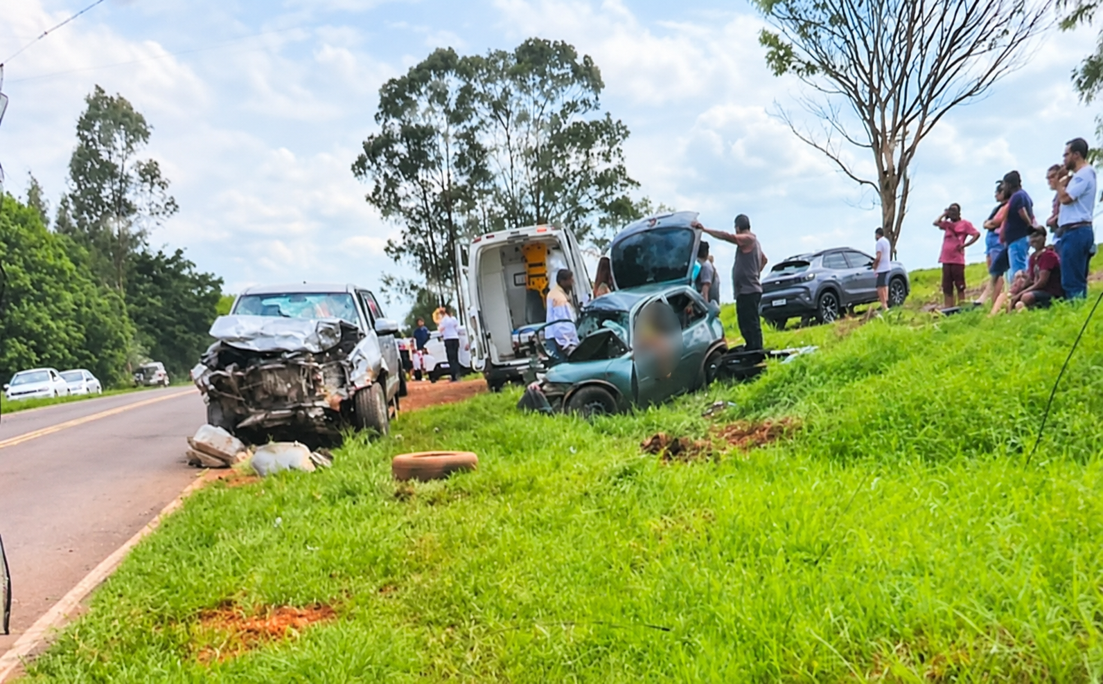 Batida violenta entre Corsa e Hilux deixa mortos e feridos em vicinal de Piacatu