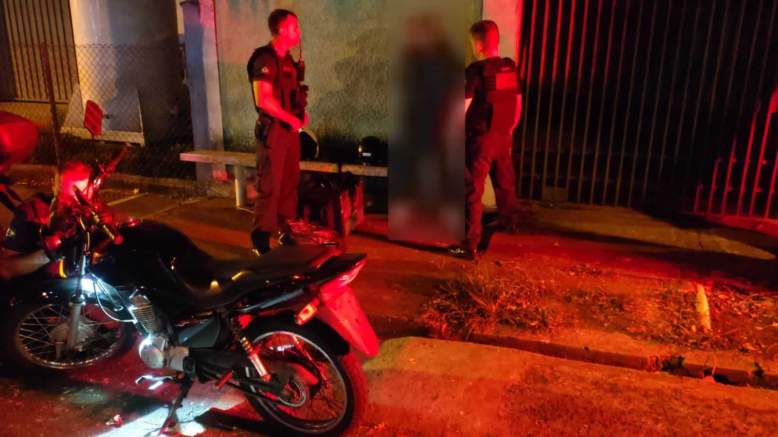 Entregador sem placa e sem CNH enquadrado pela ROMO era procurado por estupro de vulnerável em Birigui