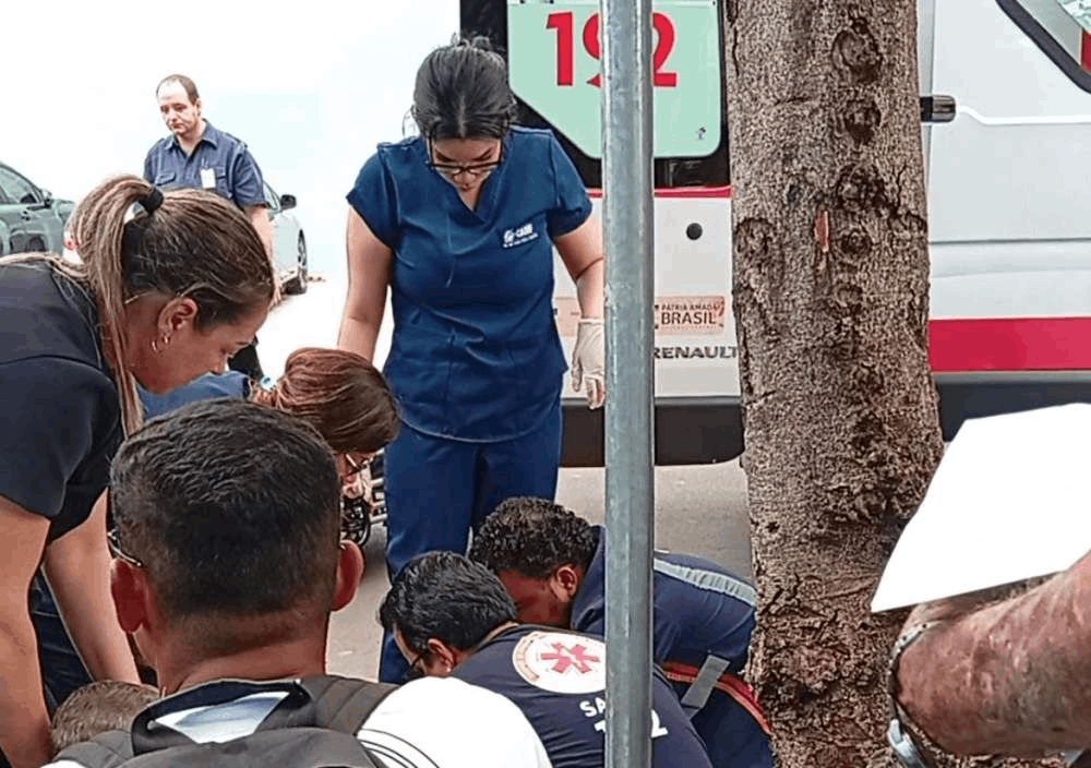 Carro invade passeio público com as quatro rodas, atropela pedestres e quebra perna de idosa em Araçatuba