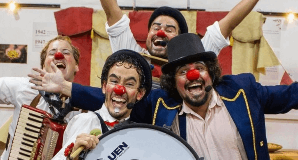 O FESTIVAL SEGUE ATÉ DOMINGO! Cia. Tramp desembarca no AraçAlegria com teatro, oficina de palhaçada e show de rua gratuito