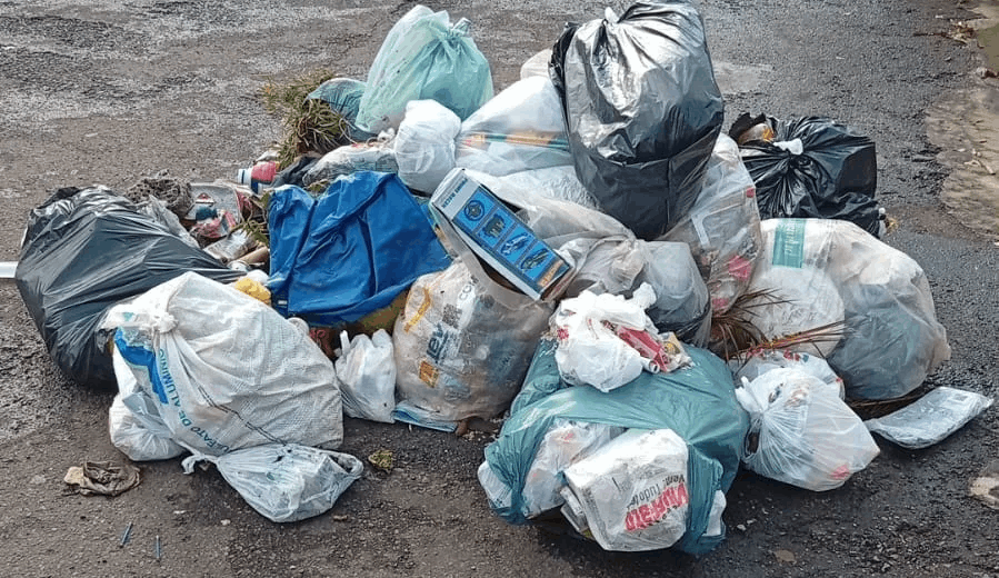 Moradores de Birigui denunciam acúmulo de lixo nas calçadas e cobram coleta imediata