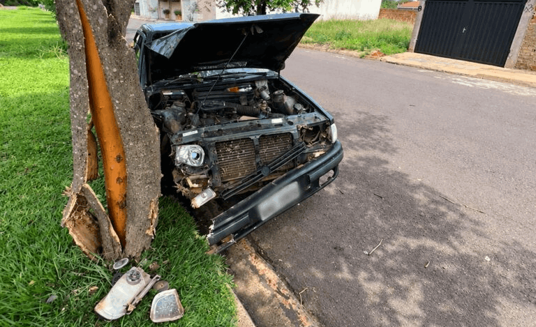 Carro bate forte contra árvore e deixa mãe e dois filhos feridos em Birigui