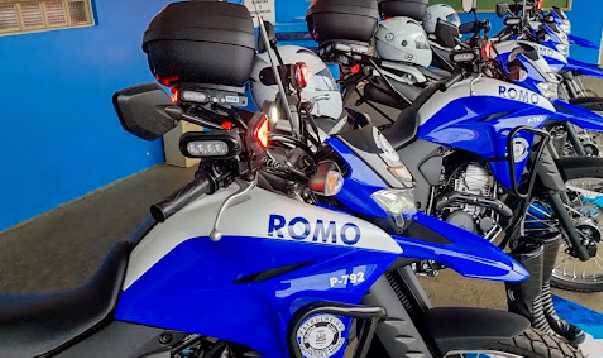 Motociclista sem CNH empina moto em frente a escola de Birigui, mete o louco na GCM, sai no soco com os agentes e roda