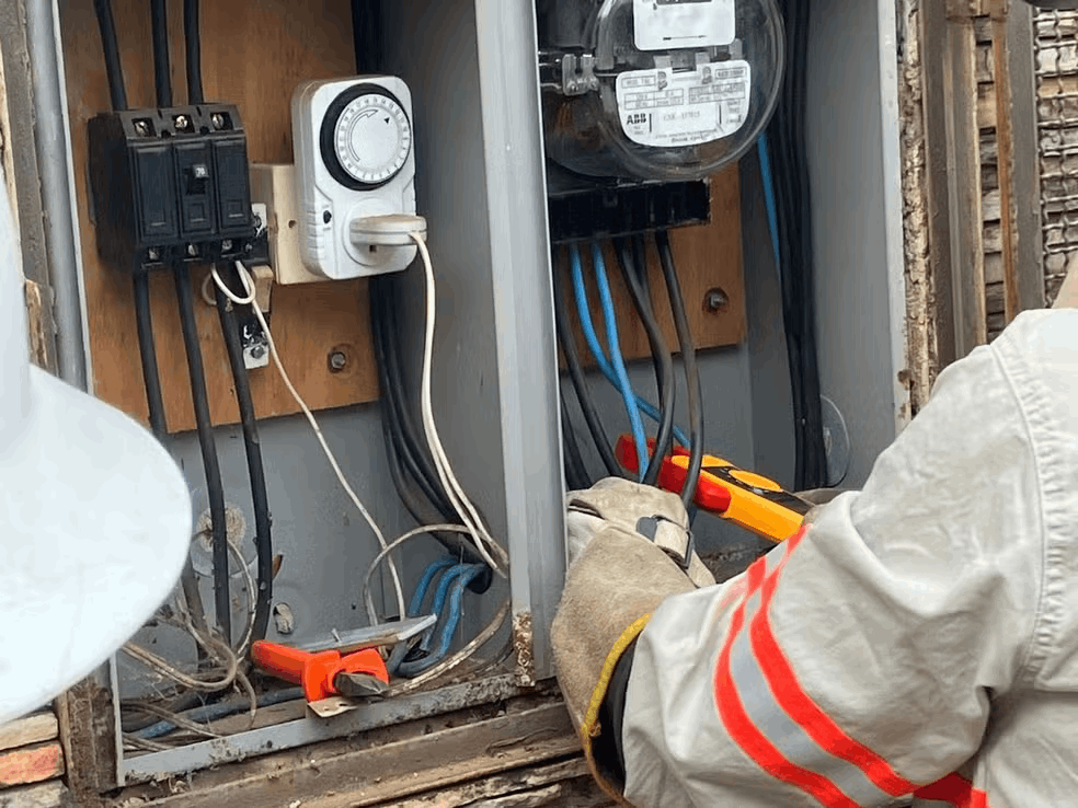 PM acaba com "gato" de energia em casa de Coroados; morador resistiu e foi parar no PS